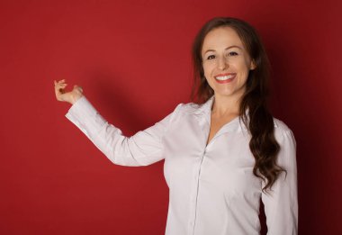 Gösterilen / bir şey elini avuç içinde sunulması güzel kadın