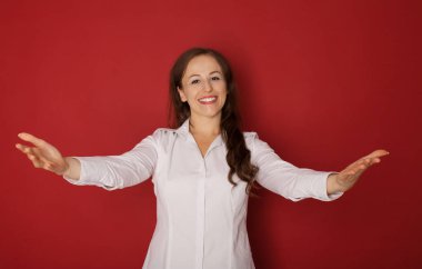 Gösterilen / bir şey elini avuç içinde sunulması güzel kadın