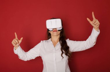 Sanal gerçeklik (Vr) gözlüklü genç kadın. Kırmızı zemin üzerine izole