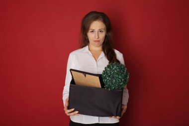 Kişisel şirket eşyalarını ambalaj iş kadını ne zaman o istifa karar ve gelecekte iş değiştirme.