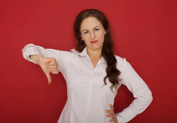 Young Confident Serious Woman Gesturing Thumb Red Studio Background Copy — Stock Photo, Image