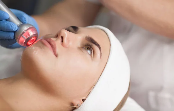 Retrato Una Mujer Levantándose Procedimiento Elevación Salón Belleza — Foto de Stock