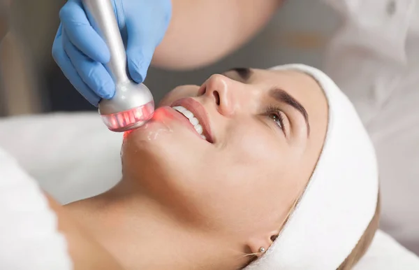 Rf kaldırma alma kadın portresi. Rf bir güzellik salonunda yordam kaldırma.