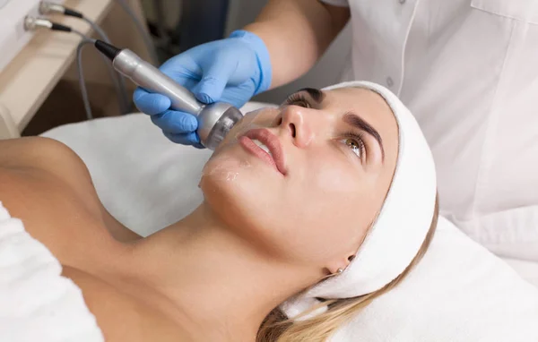 Cosmetologia Hardware Imagem Perto Jovem Mulher Feliz Recebendo Procedimento Elevação — Fotografia de Stock