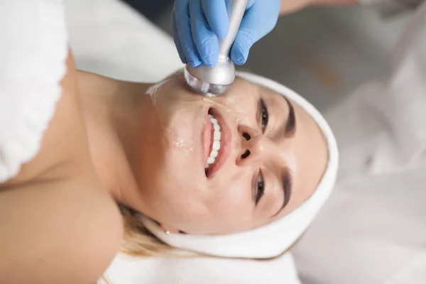 Retrato Una Mujer Levantándose Procedimiento Elevación Salón Belleza — Foto de Stock