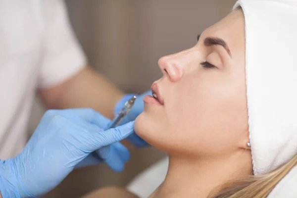 Kosmetolog Wykonuje Wstrzyknięcia Toksyny Botulinowej Usta Pacjenta Kosmetologia Pielęgnacji Skóry — Zdjęcie stockowe