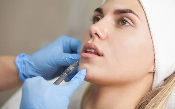 Cosmetologista Faz Injeções Toxina Botulínica Nos Lábios Paciente Cosmetologia Cuidados — Fotografia de Stock