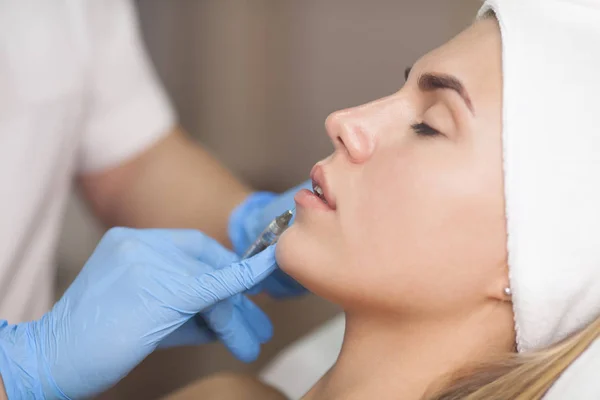 Cosmetologo Iniezioni Tossina Botulinica Nelle Labbra Del Paziente Cosmetologia Cura — Foto Stock