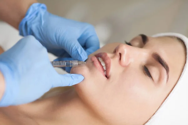 Kosmetolog Wykonuje Wstrzyknięcia Toksyny Botulinowej Usta Pacjenta Kosmetologia Pielęgnacji Skóry — Zdjęcie stockowe