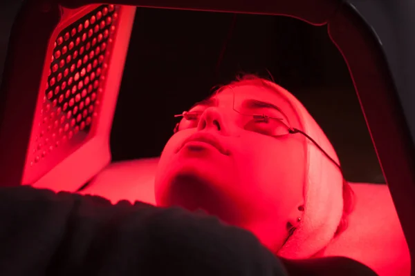 Mujer Joven Que Tiene Tratamiento Facial Luz Led Salón Belleza Imagen De Stock