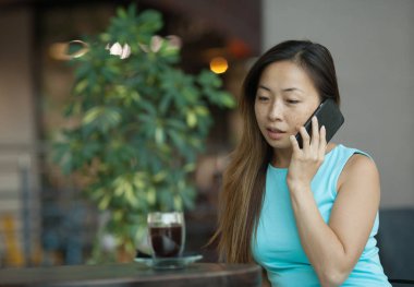 Kafede telefonda konuşmak güzel Asya Bayan.