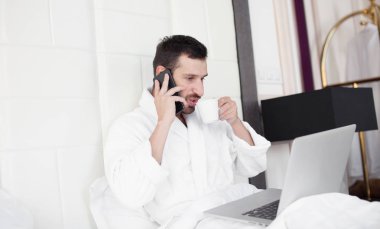 Adam uyanma sonra bazı önemli çağrısı yapma