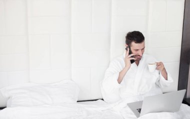 Adam uyanma sonra bazı önemli çağrısı yapma