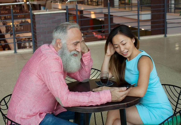 Casal Encantador Usando Telefone Inteligente Olhando Para Sorriso Móvel Barbudo — Fotografia de Stock