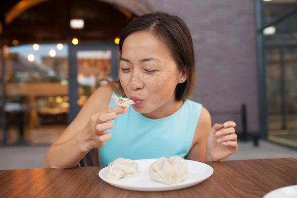 Alegre Asiática Mujer Comiendo Georgiano Restaurante Nacional Merienda Khinkali Que — Foto de Stock
