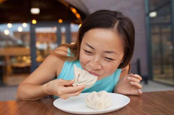 Glada Asiatisk Kvinna Äta Georgisk Restaurang Nationella Mellanmål Chinkali Som — Stockfoto