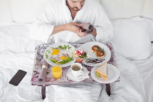 Glad Enda Man Äter Frukost Sängen — Stockfoto