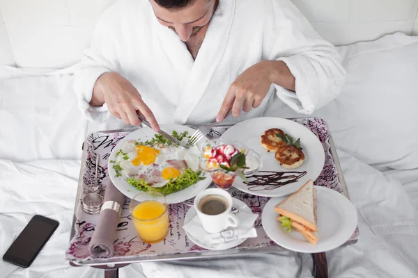 Gelukkig Één Man Eten Ontbijt Bed — Stockfoto