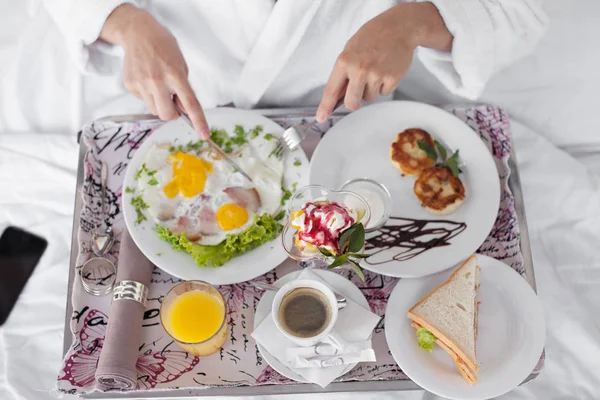 Feliz Homem Solteiro Tomando Café Manhã Cama — Fotografia de Stock