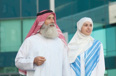 Gülümseyen ve sokak arka plan üzerinde duran Arap Çift