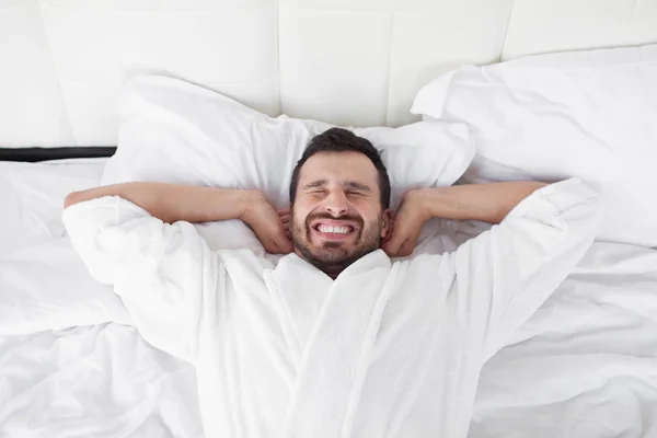 Χαρούμενος Νεαρός Άνδρας Ξύπνημα Μετά Από Ύπνο Πρωί Τάσεων Αποσταθεροποίησης — Φωτογραφία Αρχείου