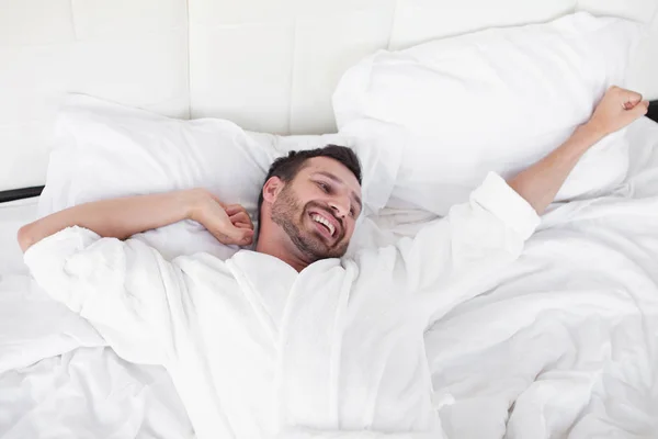 Χαρούμενος Νεαρός Άνδρας Ξύπνημα Μετά Από Ύπνο Πρωί Τάσεων Αποσταθεροποίησης — Φωτογραφία Αρχείου