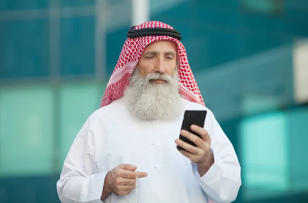Arab Businessman Working His Phone Street Background — Stock Photo, Image