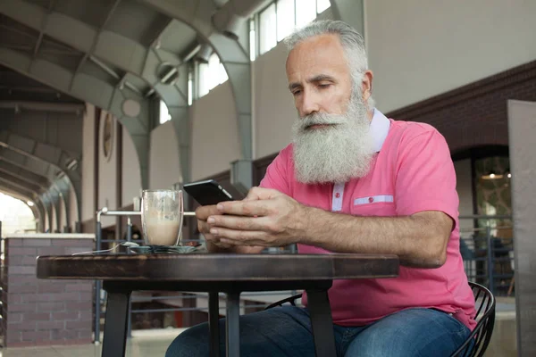 Maduro Barbudo Homem Conectado Smartphone Café — Fotografia de Stock