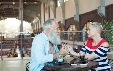Mutlu güzel büyük çift birlikte kahve içmek