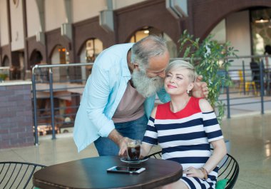 Mutlu güzel büyük çift birlikte kahve içmek