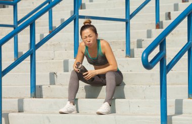 Yaz merdivenlerde, güzel kadın içme suyu. Sağlıklı yaşam konsepti