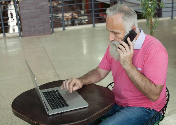 Hombre Negocios Sénior Con Smartphone Portátil Cafetería — Foto de Stock