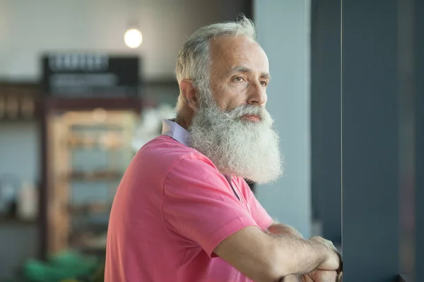 Homens Velhos Camisa Rosa Barba Cinzenta Que Estão Lado Uma — Fotografia de Stock