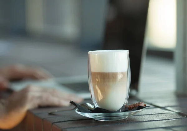 Kahve Dükkanında Sıcak Kahve Fincanı — Stok fotoğraf