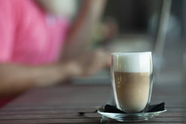 Tazza Caffè Sul Tavolo Caffetteria Come Sfondo Uomo Anziano Sfocatura — Foto Stock