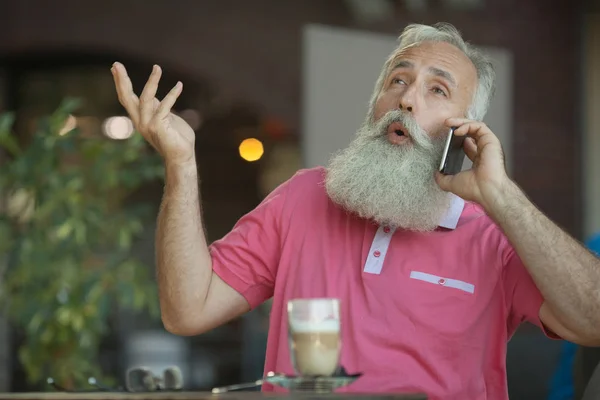 Bir Neşeli Şık Olgun Adamı Smartphone Üzerinde Bir Arkadaşıyla Konuşurken — Stok fotoğraf