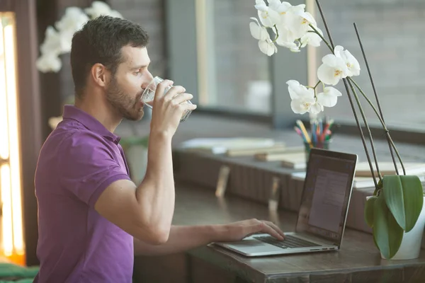 Hombre Atractivo Empresario Escribiendo Mensaje Gerente Contenido Del Sitio Web — Foto de Stock