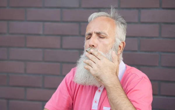 Oude Man Met Snorren Baard Een Roze Shirt Roken — Stockfoto