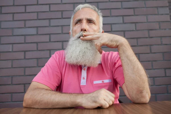 Gubbe Med Mustasch Och Skägg Rosa Shirt Rökning — Stockfoto
