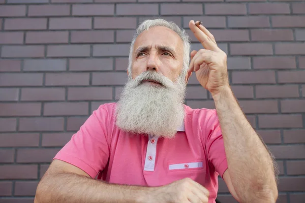 Velho Com Bigodes Barba Uma Camiseta Rosa Fumando — Fotografia de Stock