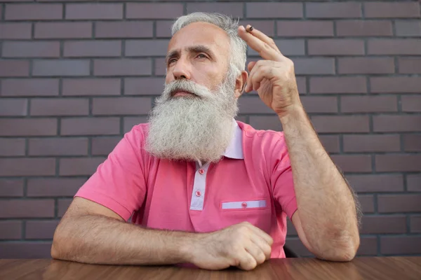 Velho Com Bigodes Barba Uma Camiseta Rosa Fumando — Fotografia de Stock