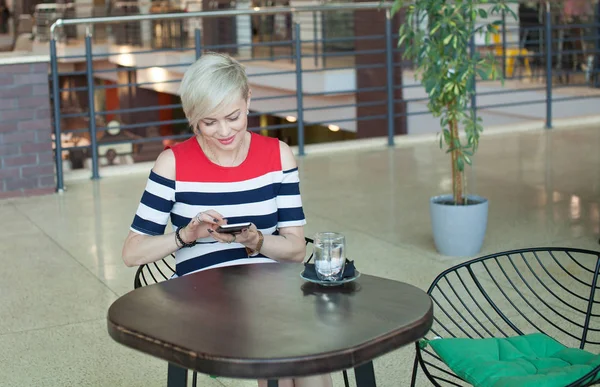 Midden Leeftijd Vrouw Zit Café Texting Besturingssysteem Haar Slimme Mobiele — Stockfoto
