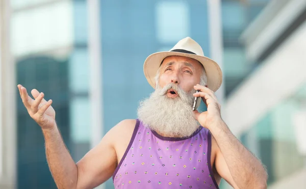 Šťastní Senioři Vousatých Turistické Muž Úsměvem Chichotání Při Používání Mobilních — Stock fotografie
