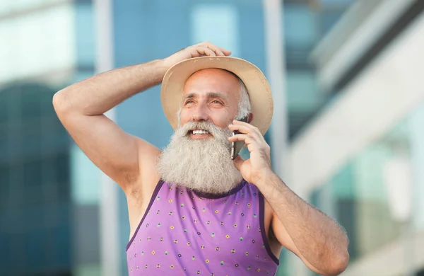 Glad Senior Skäggiga Turist Man Ler Och Fnissade Medan Använder — Stockfoto