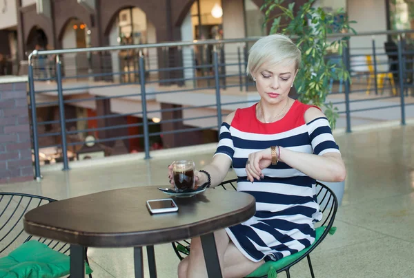 Tiro Uma Bela Mulher Meia Idade Segurando Uma Xícara Café — Fotografia de Stock