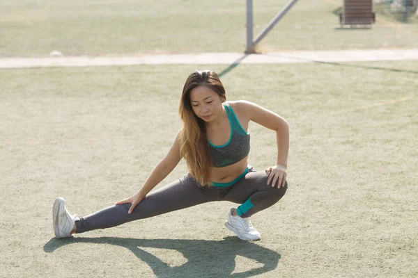 健身运动女孩时尚运动服做瑜伽健身运动在街上 适合年轻的亚洲妇女在早晨做训练锻炼 年轻愉快的亚洲妇女在公园舒展在奔跑锻炼以后 — 图库照片