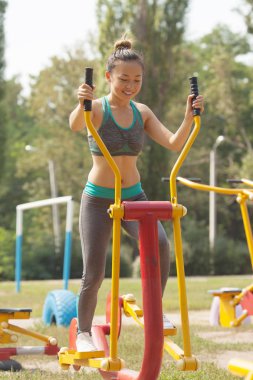 kadın egzersiz ekipman parkı ile egzersiz