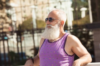 Rahat kıyafetler içinde çekici erkek portresi sokakta yürümek.