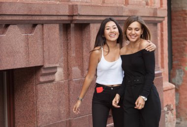 İki arkadaş sokakta sarılma mutlu Toplantı