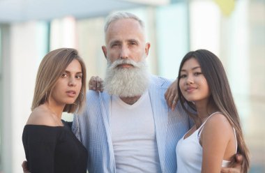 Mutlu sakallı komuta sizde genç arkadaşları sarılma.